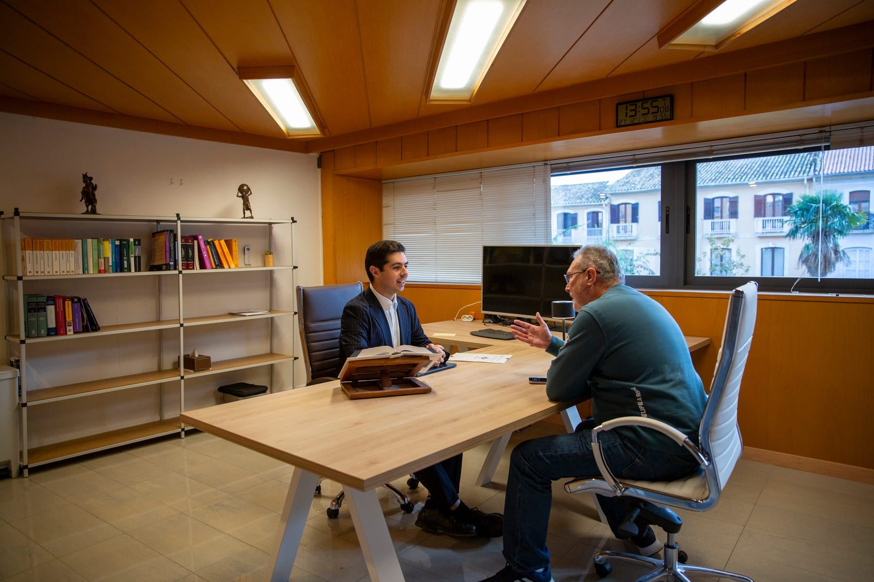 Daniel Bertomeu with a client at the Expat Abogados office