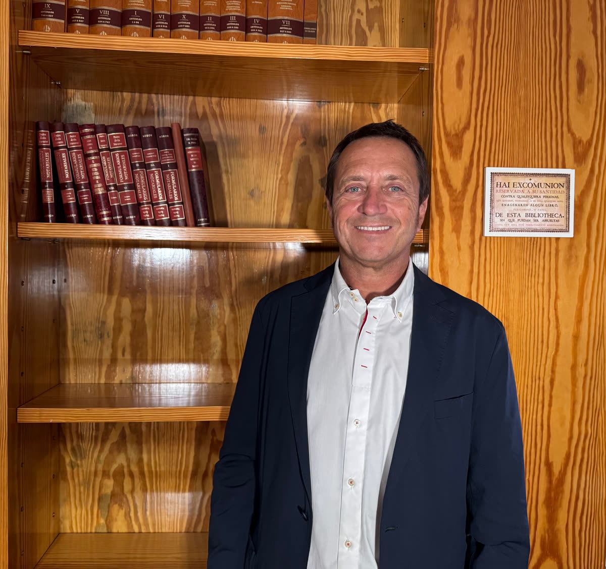 Juan Bertomeu, lawyer, in the library of the Expat Abogados office